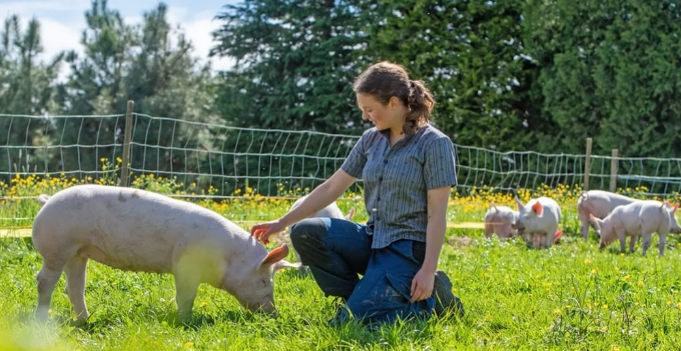Nicole Fuhrimann mit einem Schwein